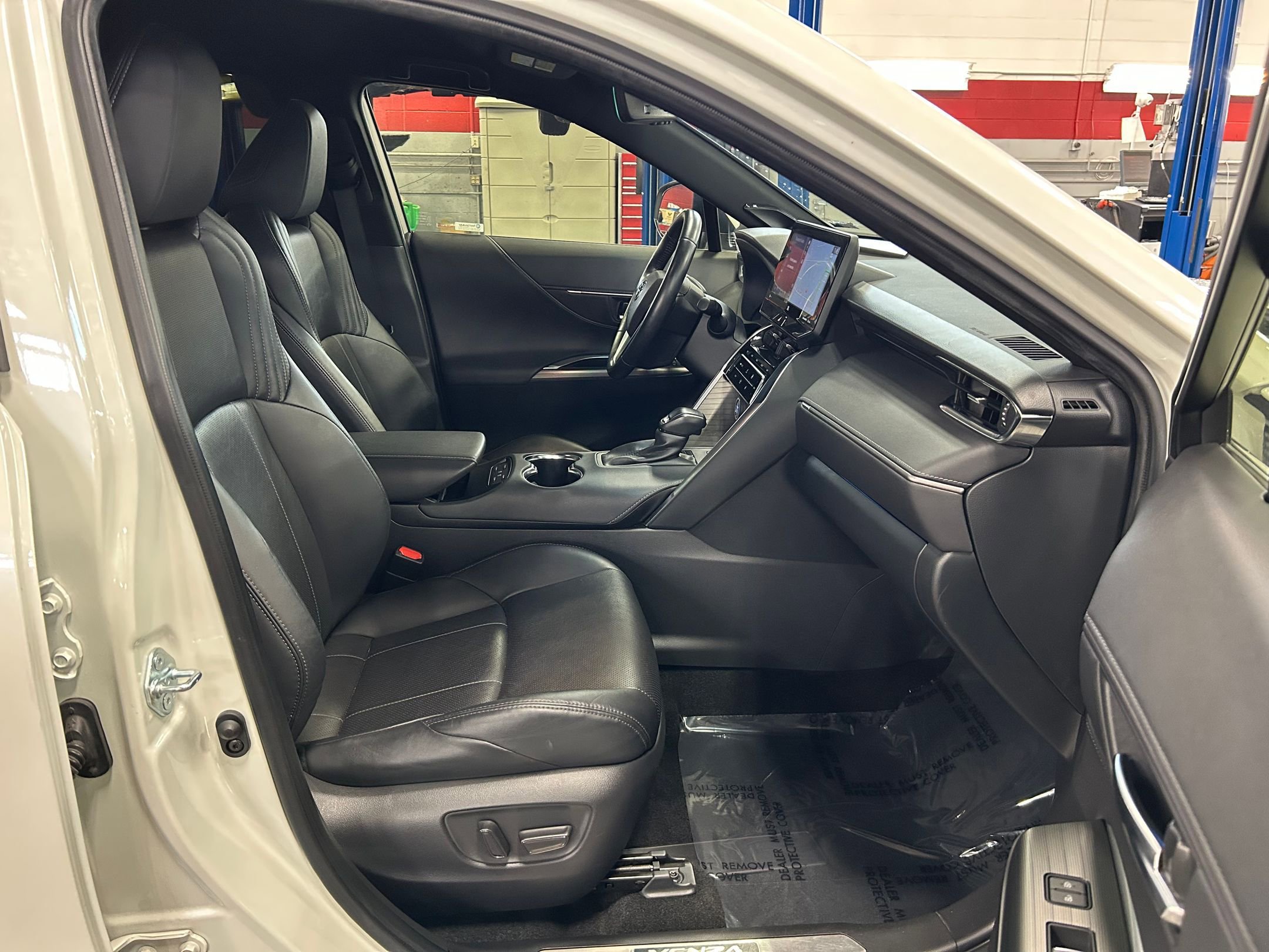 Certified 2021 Toyota Venza XLE w/ Softex Package AWD/4WD image 31