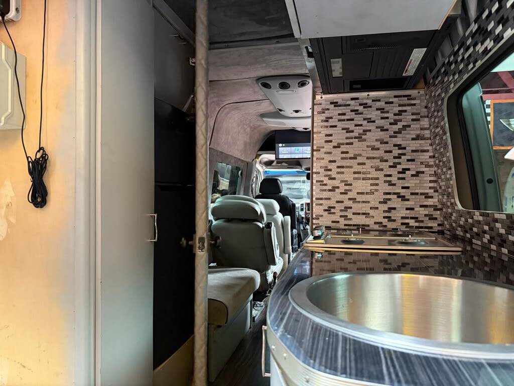 Used 2015 Freightliner Sprinter 2500 RWD image 37