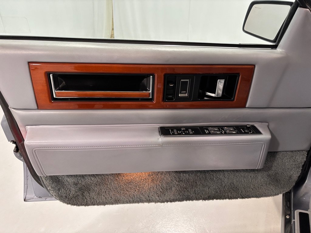 Used 1990 Cadillac Fleetwood Sedan FWD image 17