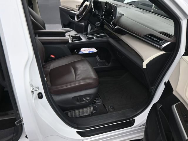 Used 2024 Toyota Sienna Platinum image 12