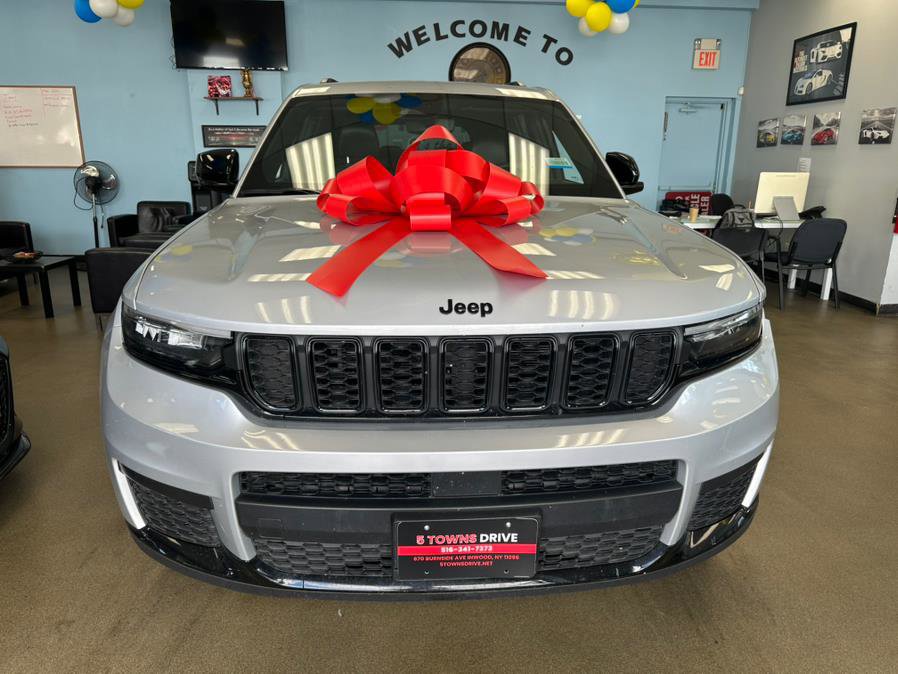 Used 2024 Jeep Grand Cherokee L Laredo AWD/4WD image 3