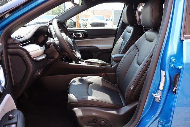 New 2025 Jeep Compass Limited image 9