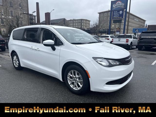 Used 2023 Chrysler Voyager LX image 2