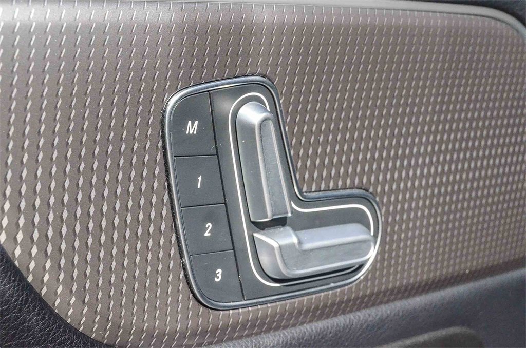 Used 2021 Mercedes-Benz GLB 250 image 23