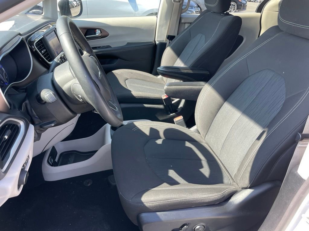 Used 2023 Chrysler Voyager LX image 6