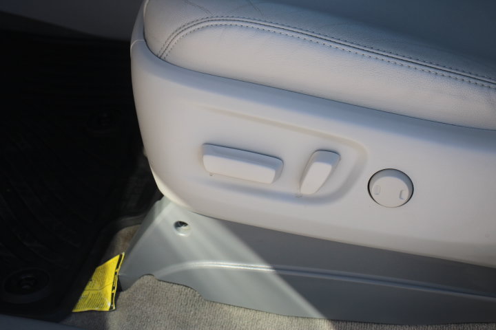 Used 2013 Toyota Sienna XLE FWD image 12