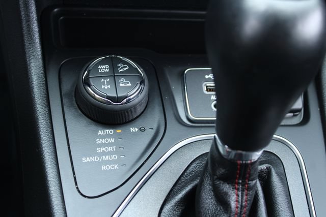 Used 2022 Jeep Cherokee Trailhawk AWD/4WD image 21