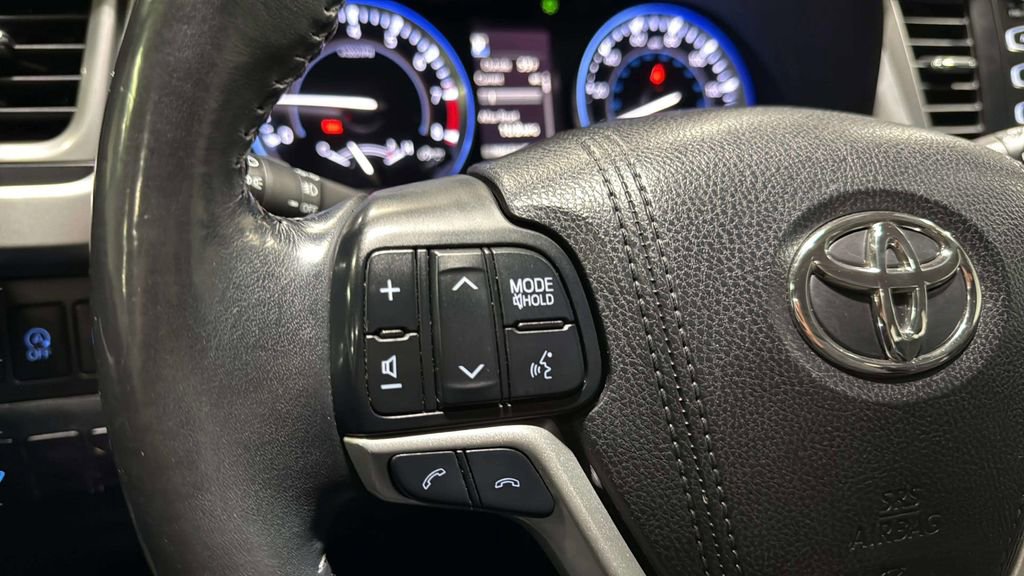 Used 2017 Toyota Highlander XLE AWD/4WD image 25