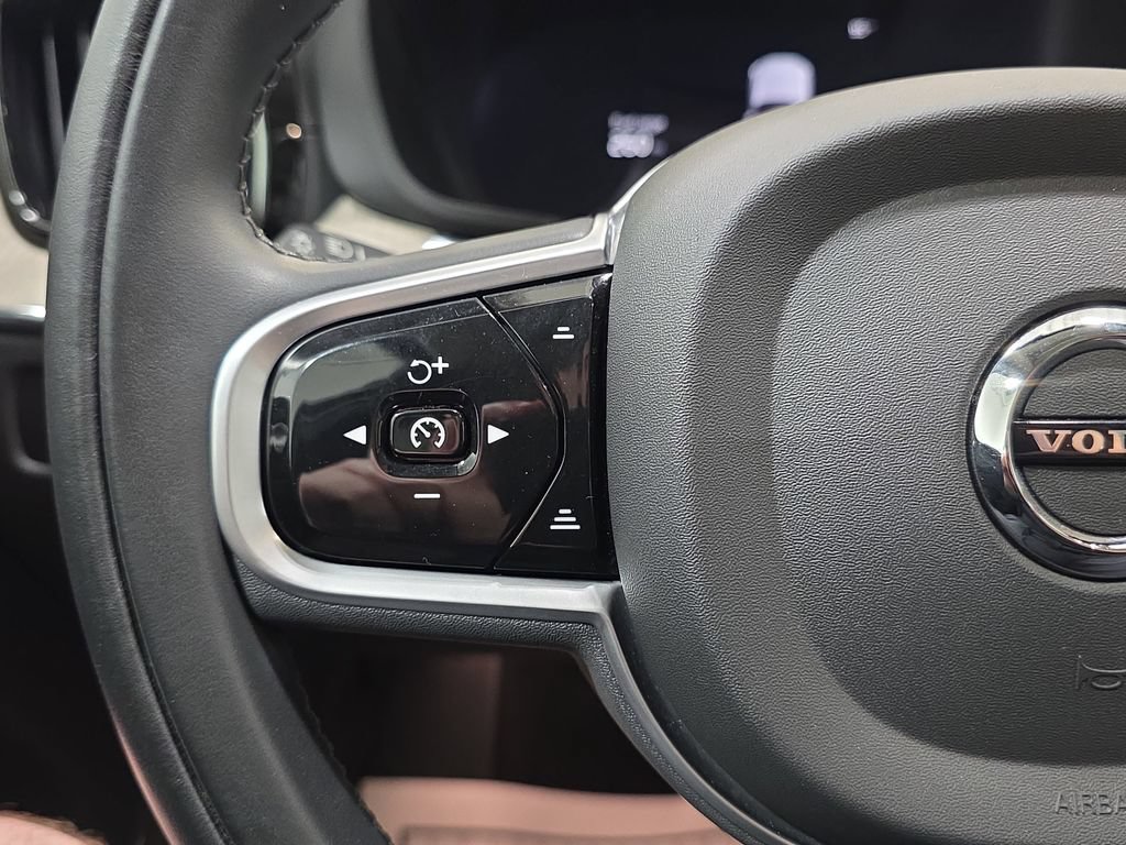 Used 2022 Volvo XC60 B5 Inscription w/ Advanced Package AWD/4WD image 16