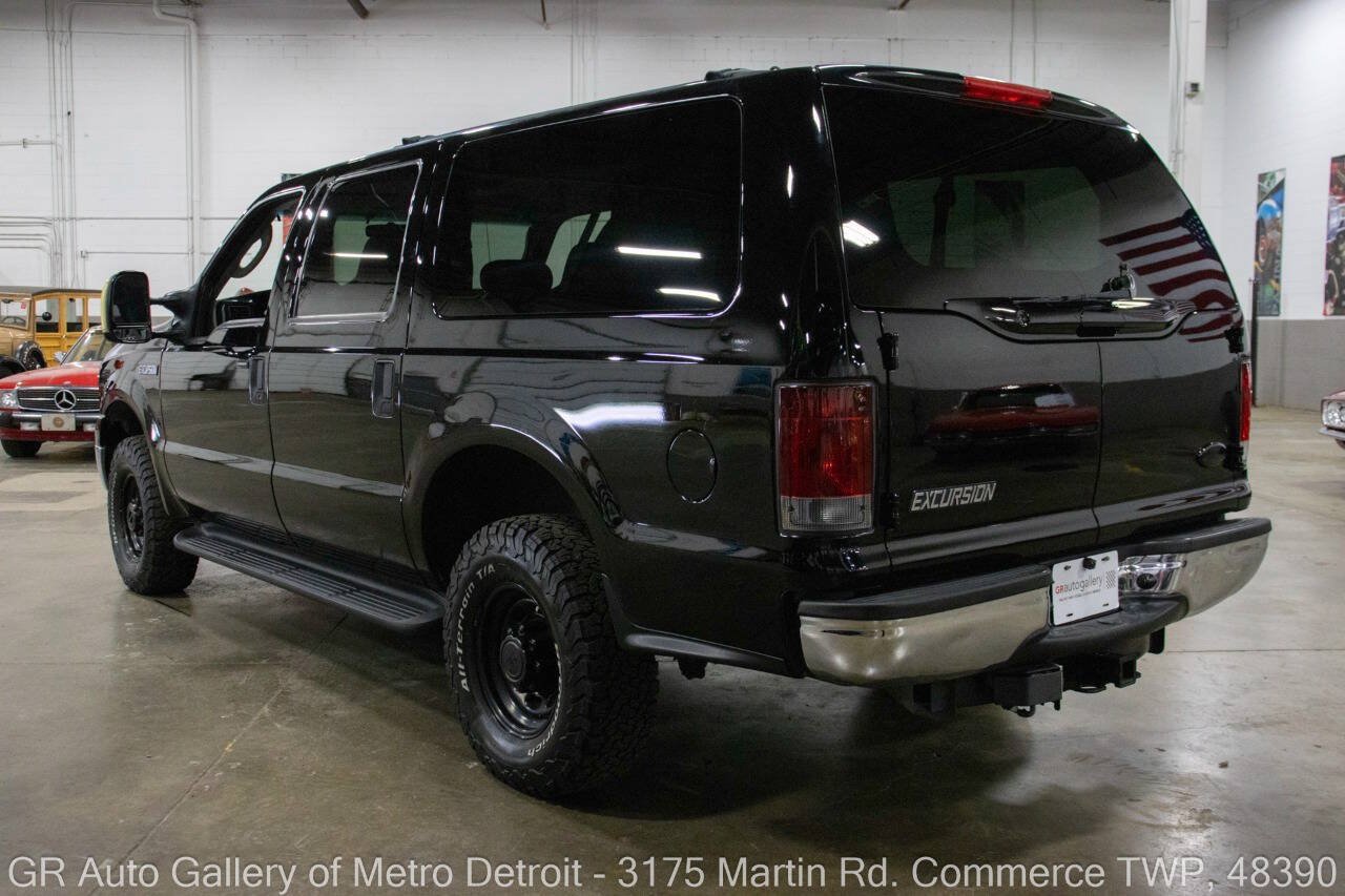 Used 2005 Ford Excursion XLT AWD/4WD image 4