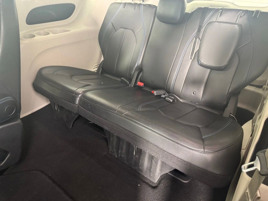 Used 2021 Chrysler Pacifica Touring-L w/ Uconnect Theater Family Group AWD/4WD image 14