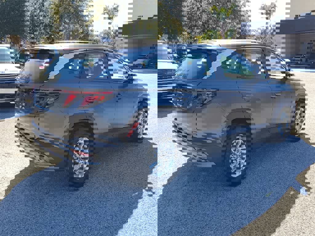Used 2025 Hyundai Tucson SE image 3