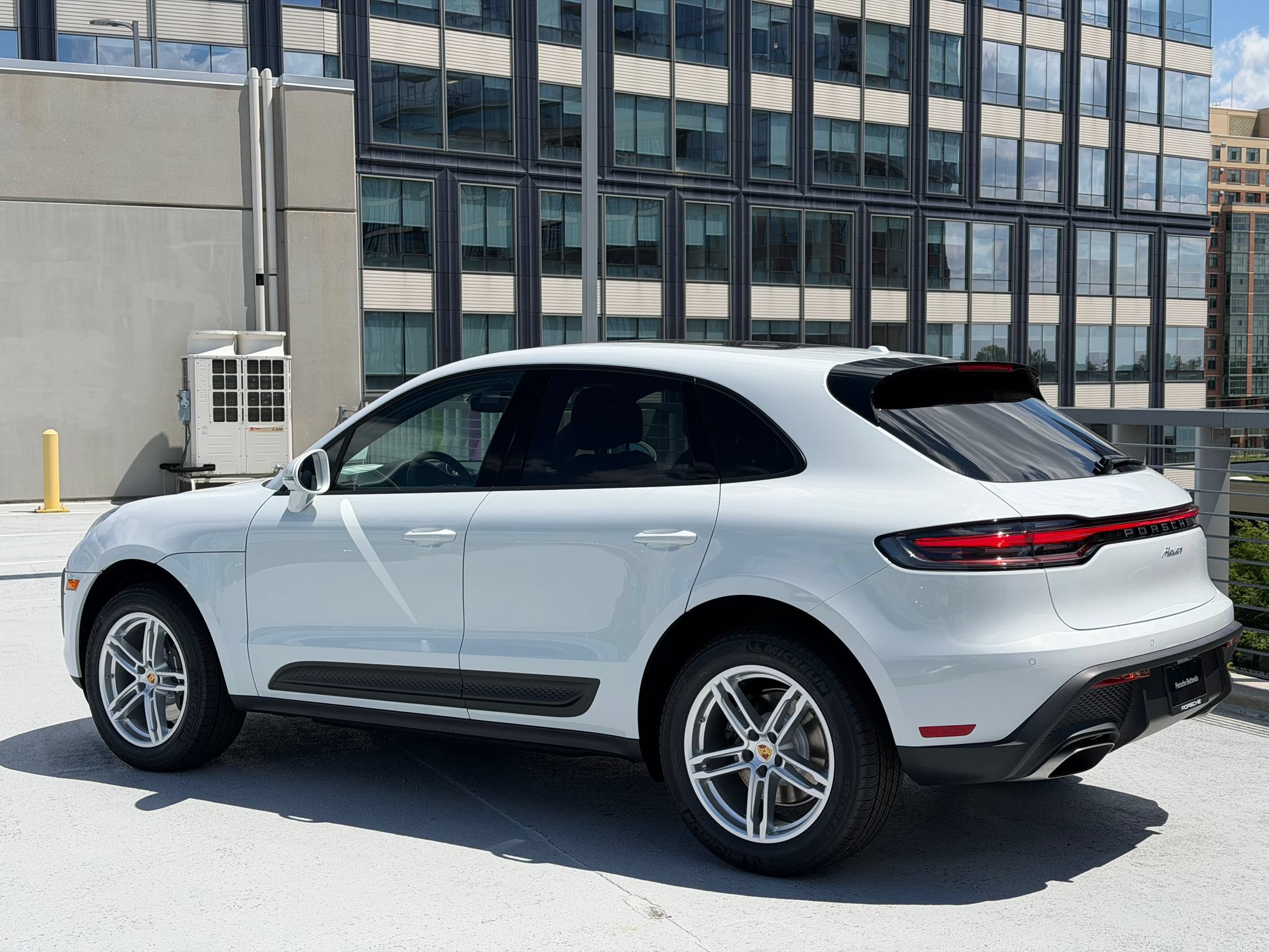 Used 2026 Porsche Macan AWD/4WD image 3