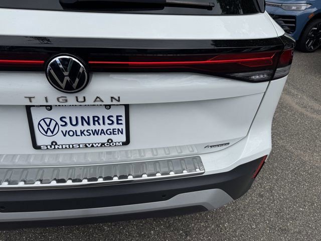 Used 2025 Volkswagen Tiguan SE AWD/4WD image 39