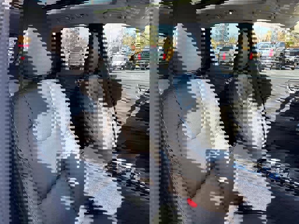 Used 2018 Volvo XC60 T6 Momentum w/ Convenience Package image 6