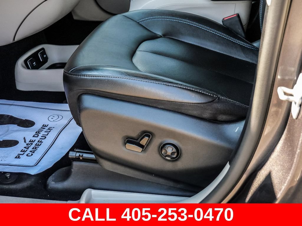 Used 2021 Chrysler Pacifica Touring-L FWD image 59