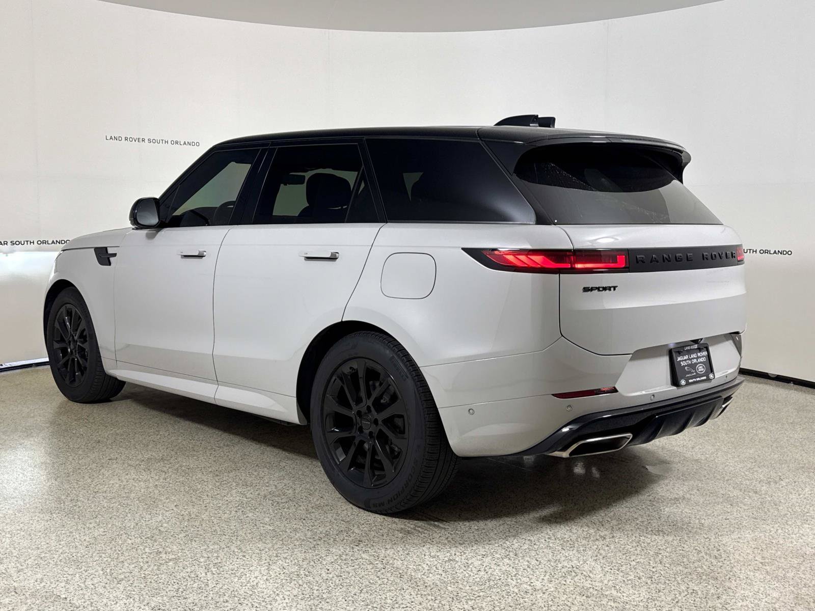 Used 2025 Land Rover Range Rover Sport Dynamic SE AWD/4WD image 3