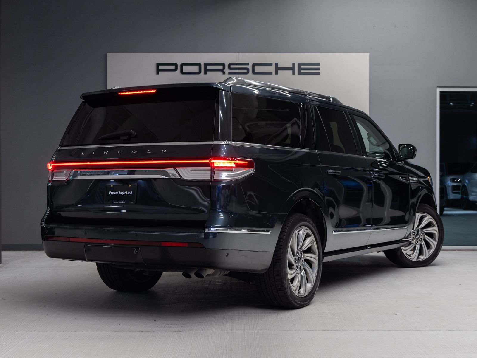 Used 2022 Lincoln Navigator L Reserve AWD/4WD image 7