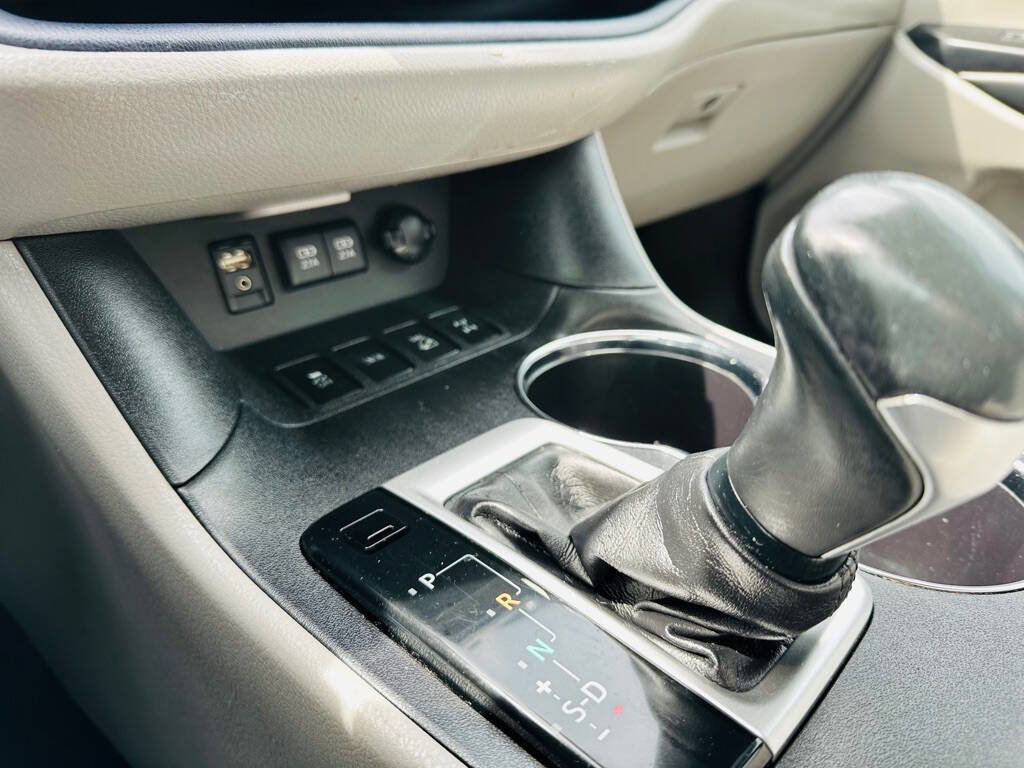 Used 2017 Toyota Highlander Plus w/ Carpet Mat Package AWD/4WD image 14