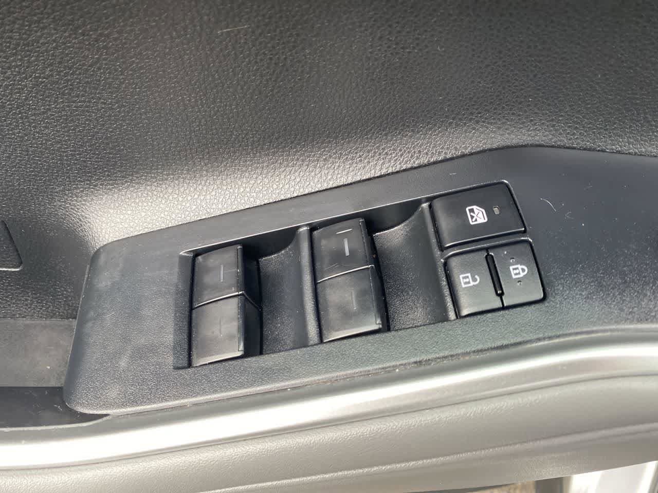 Used 2022 Toyota Highlander LE AWD/4WD image 13