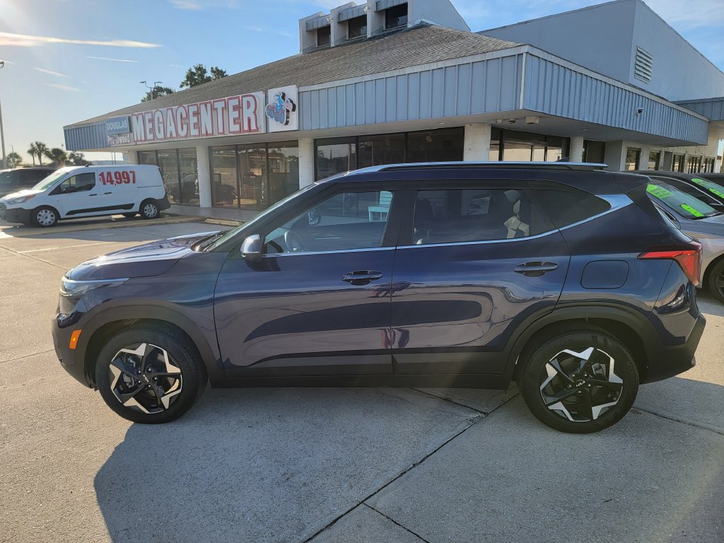 Used 2024 Kia Seltos EX AWD/4WD image 2