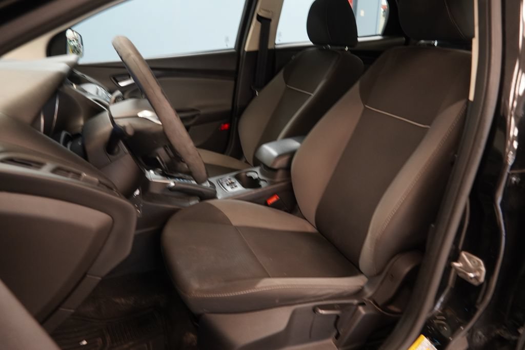 Used 2014 Ford Focus SE w/ SE Winter Package FWD image 3