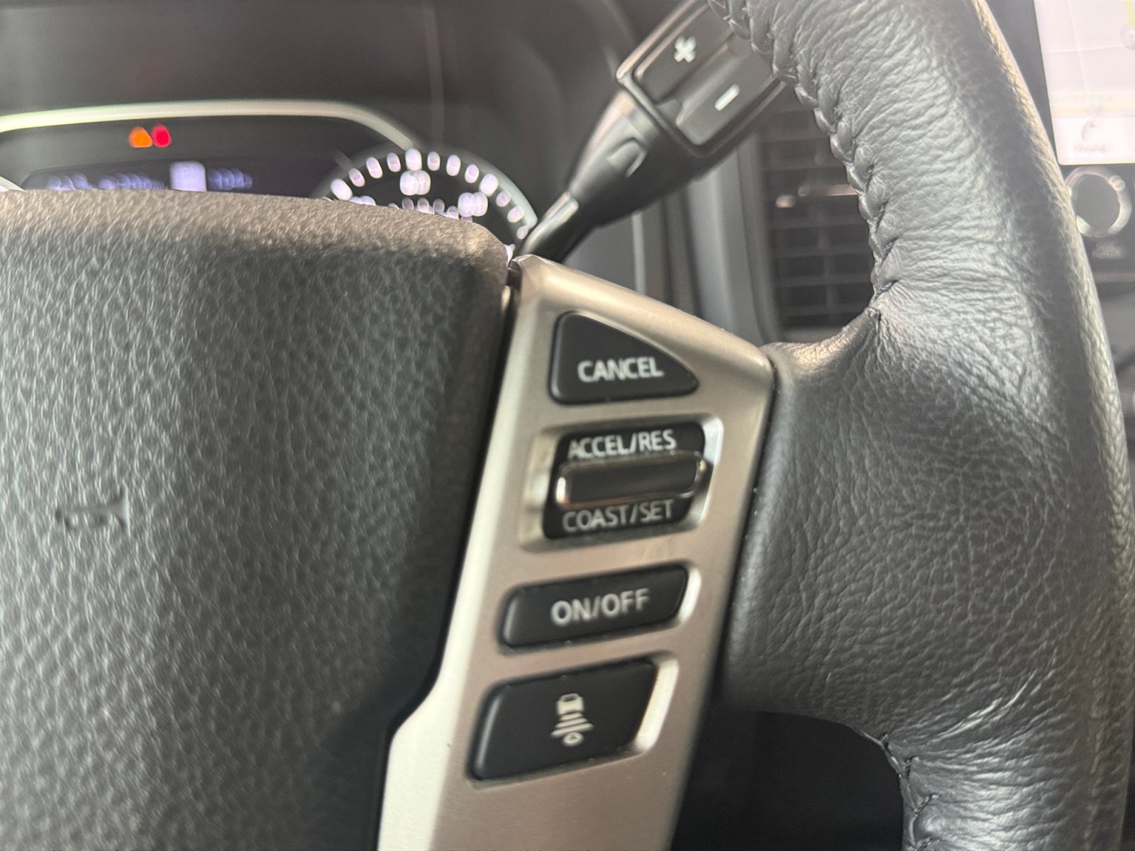 Used 2022 Nissan Titan SV w/ SV Convenience Package RWD image 18