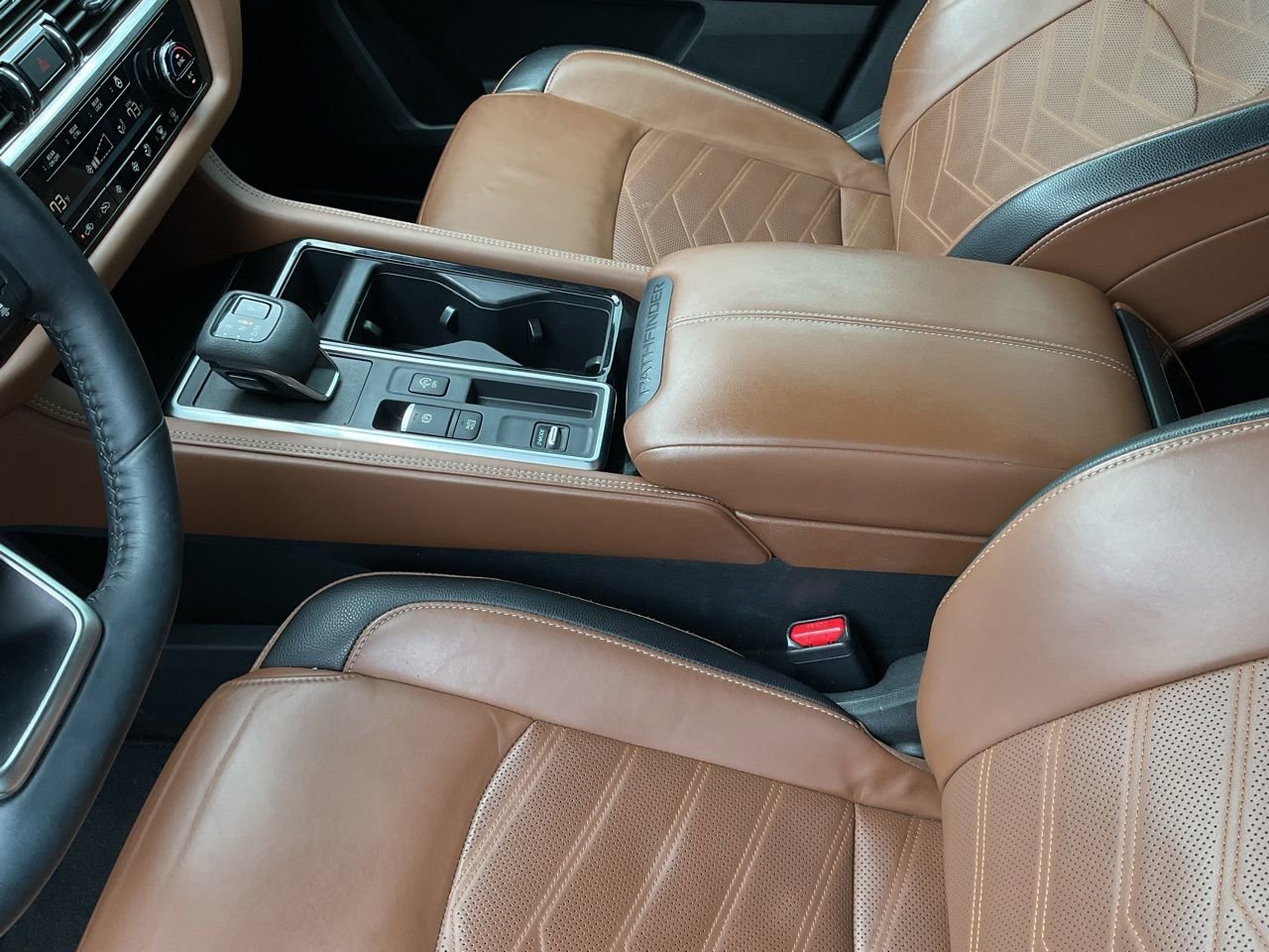 Used 2024 Nissan Pathfinder Platinum image 40