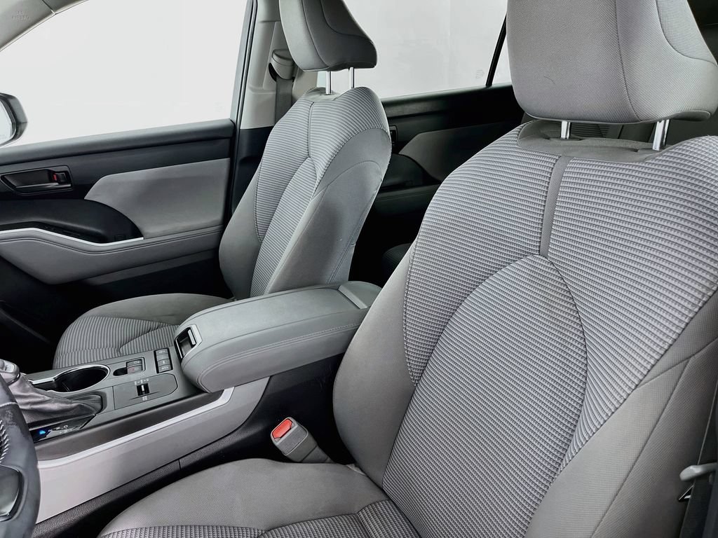 Used 2022 Toyota Highlander LE FWD image 27