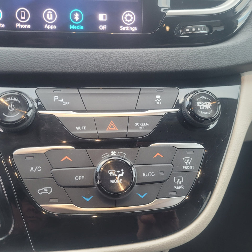 Used 2018 Chrysler Pacifica Touring Plus image 18