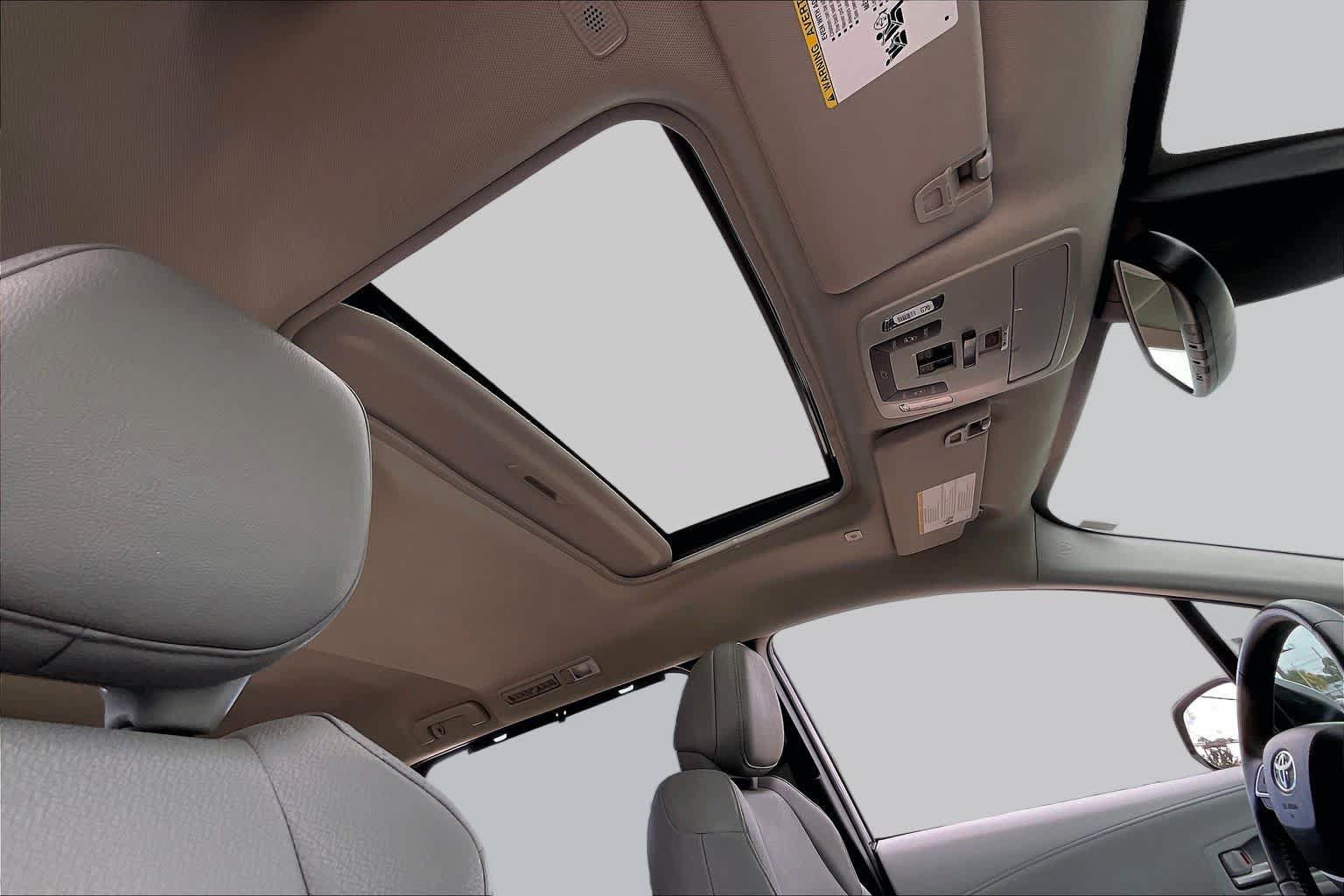Used 2025 Toyota Sienna XLE FWD image 13