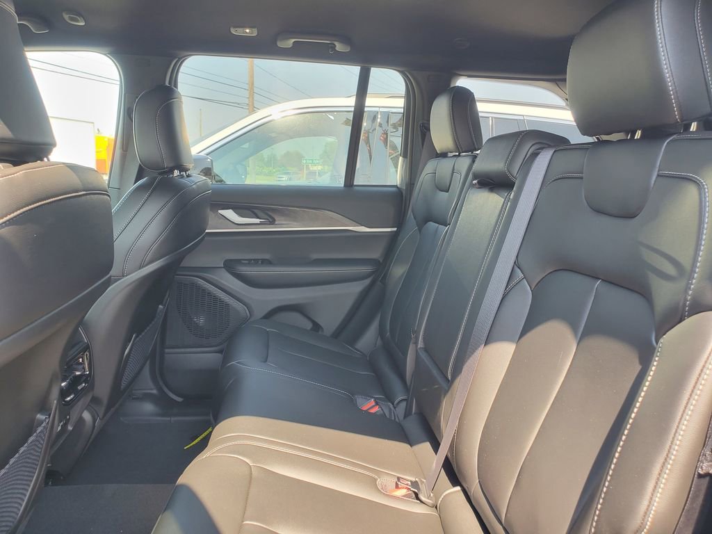 New 2025 Jeep Grand Cherokee Limited image 32