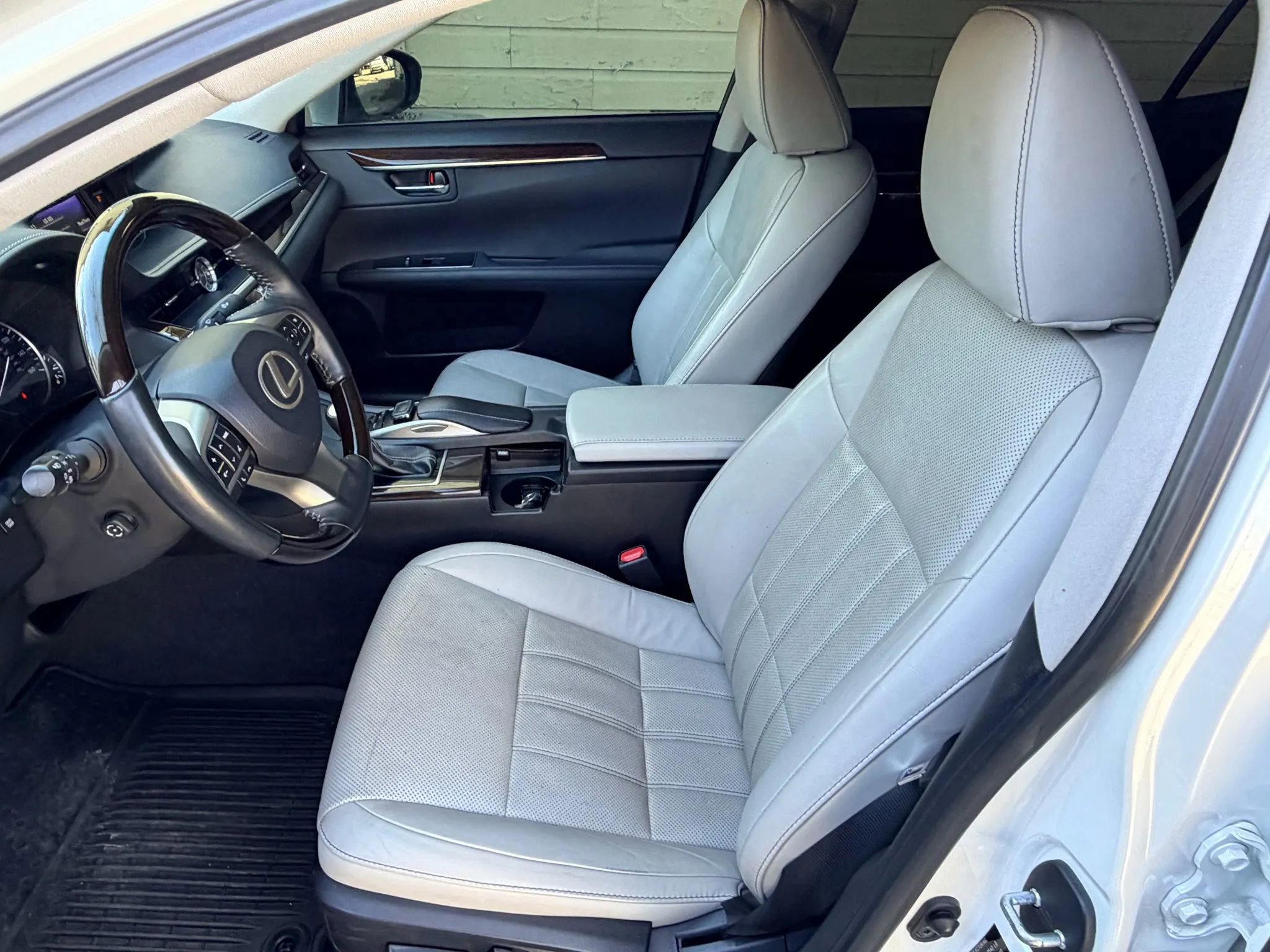 Used 2018 Lexus ES 350 w/ Luxury Package w/Wood Trim image 23