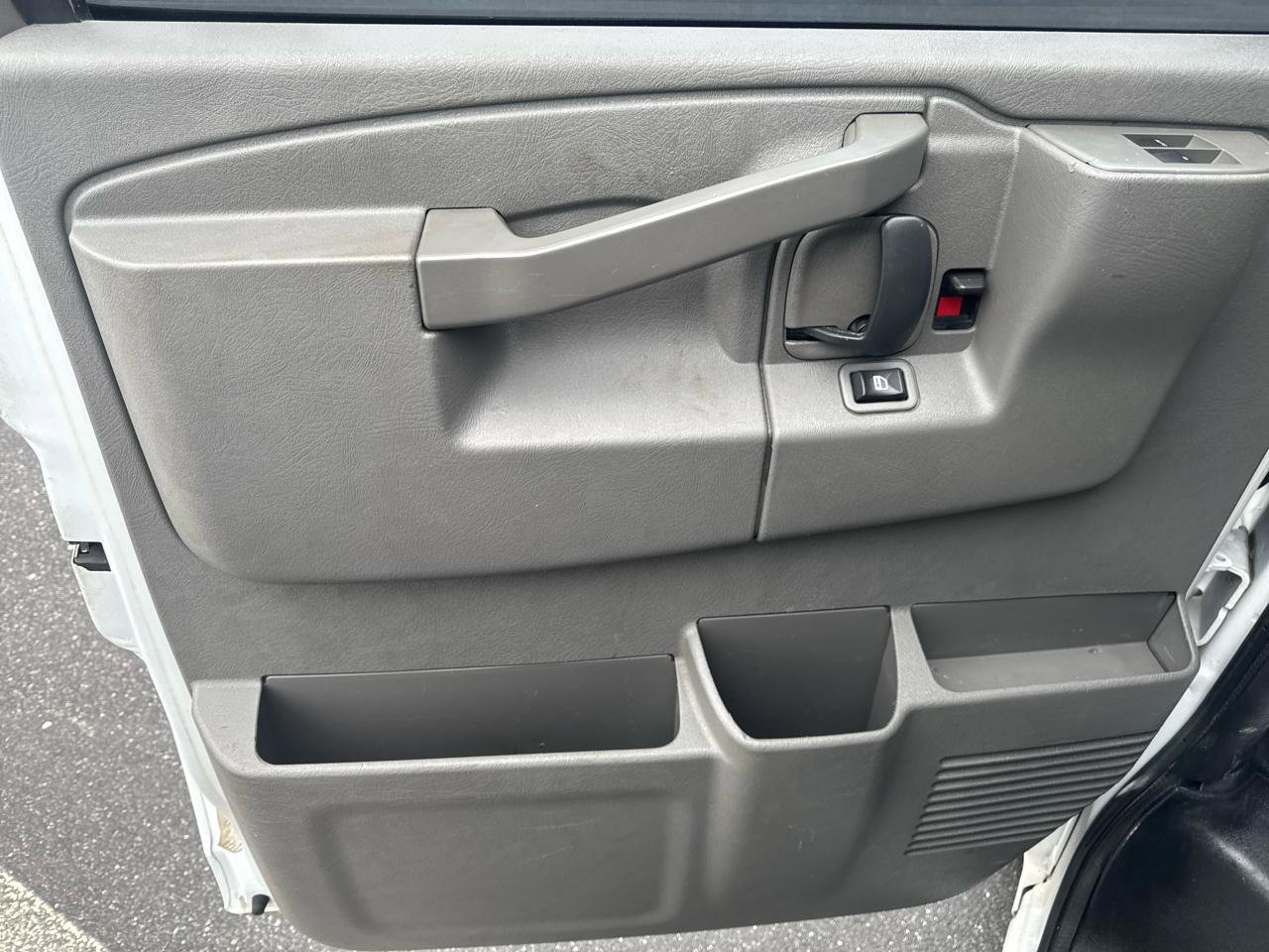 Used 2017 Chevrolet Express 2500 RWD image 22