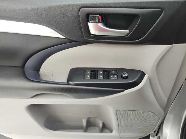 Used 2018 Toyota Highlander XLE FWD image 12
