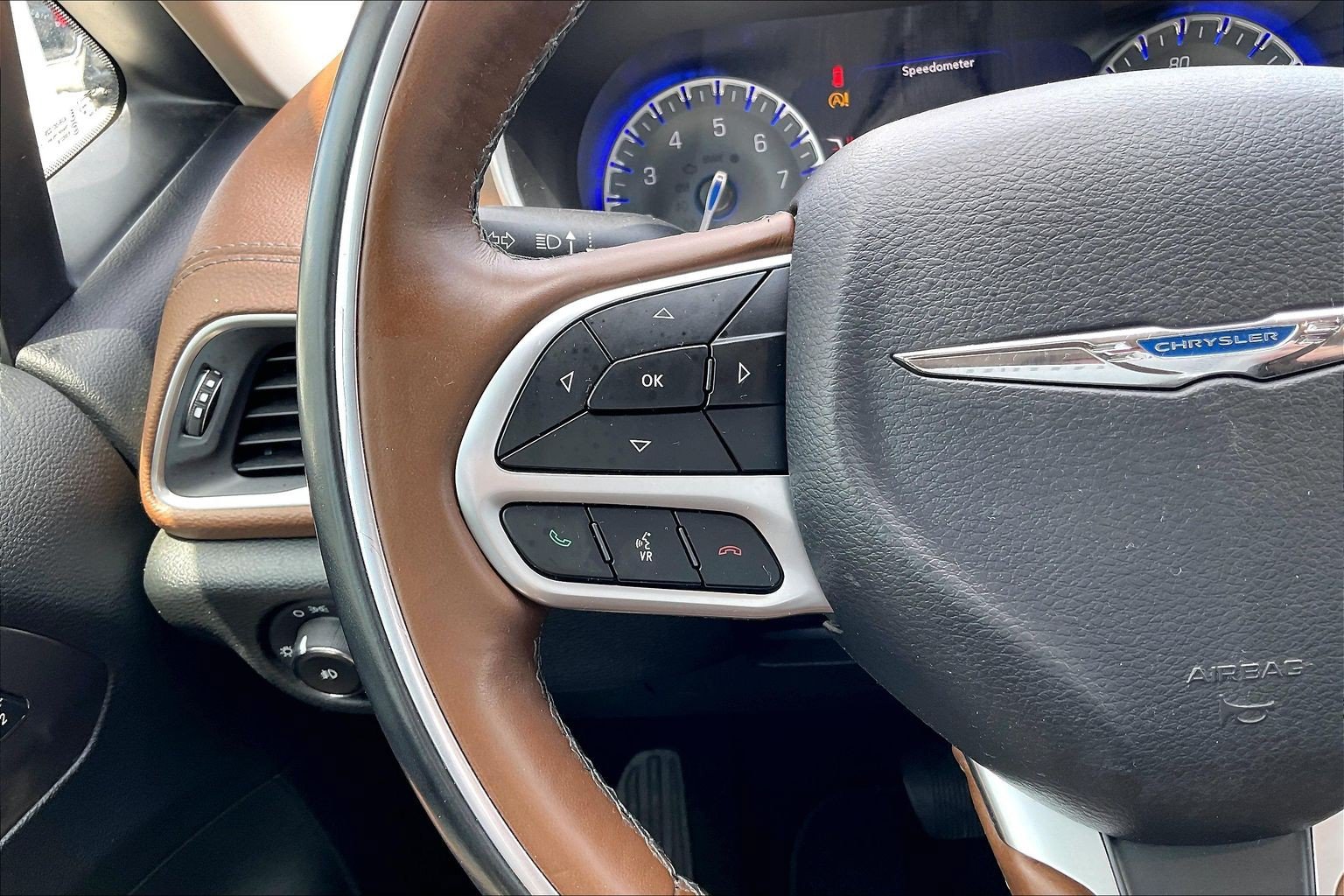 Used 2018 Chrysler Pacifica Limited w/ Tire & Wheel Group FWD image 17