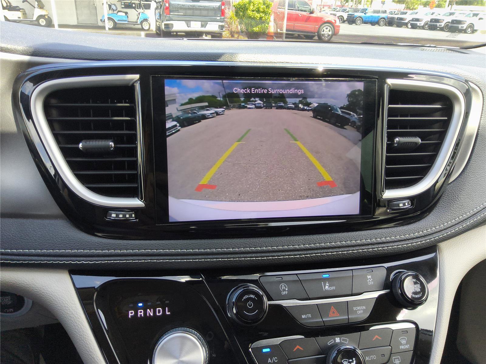 Used 2022 Chrysler Pacifica Touring-L image 32