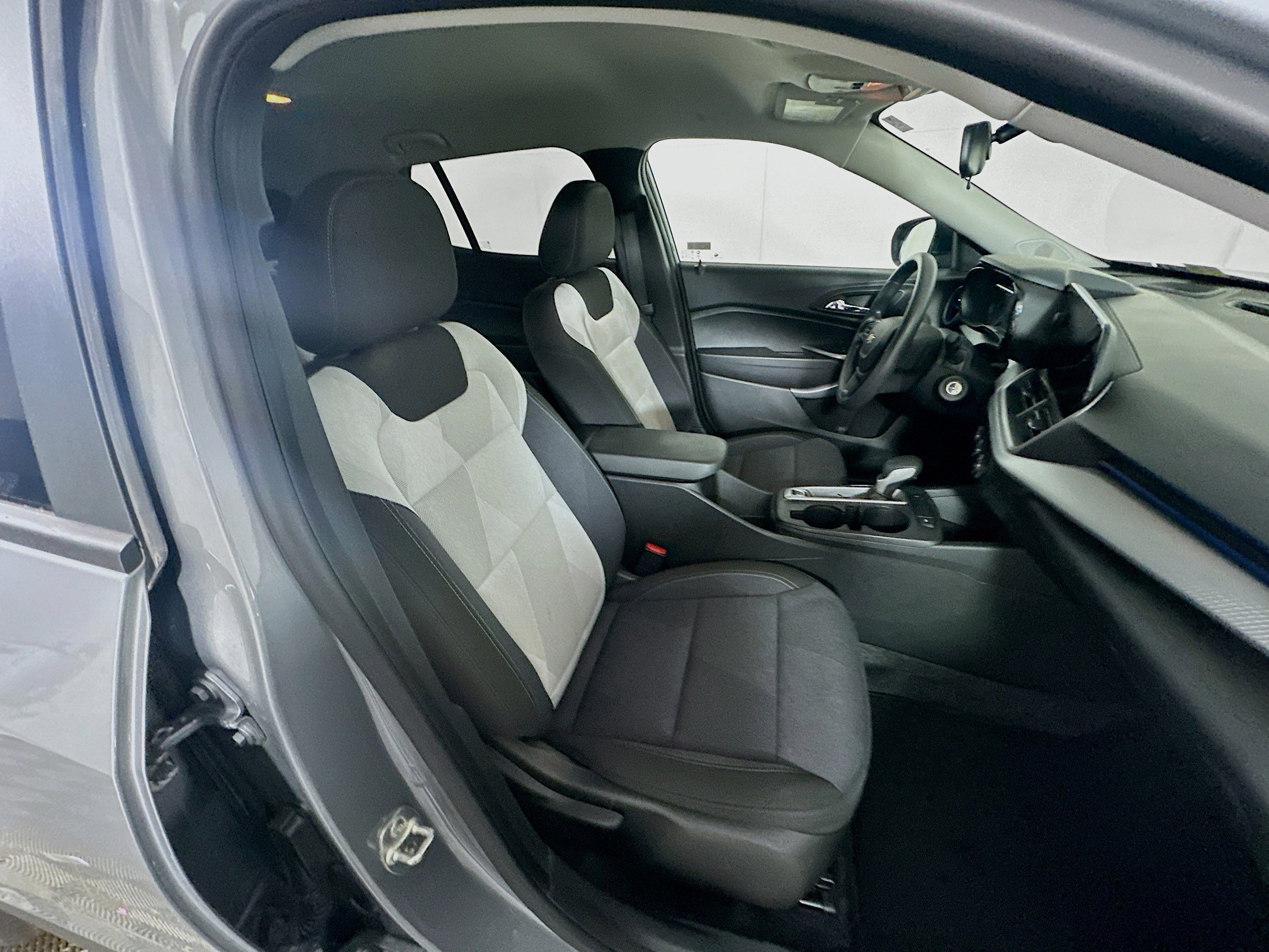 Used 2024 Chevrolet Trax LS FWD image 28