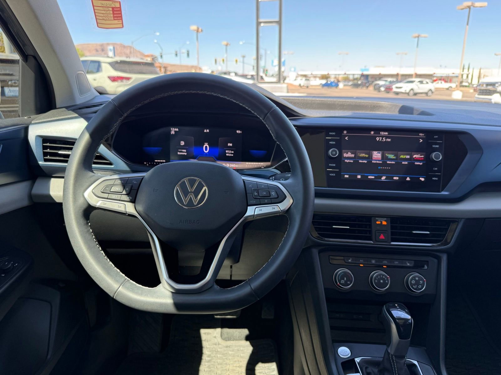 Used 2022 Volkswagen Taos SE w/ Panoramic Sunroof Package image 16