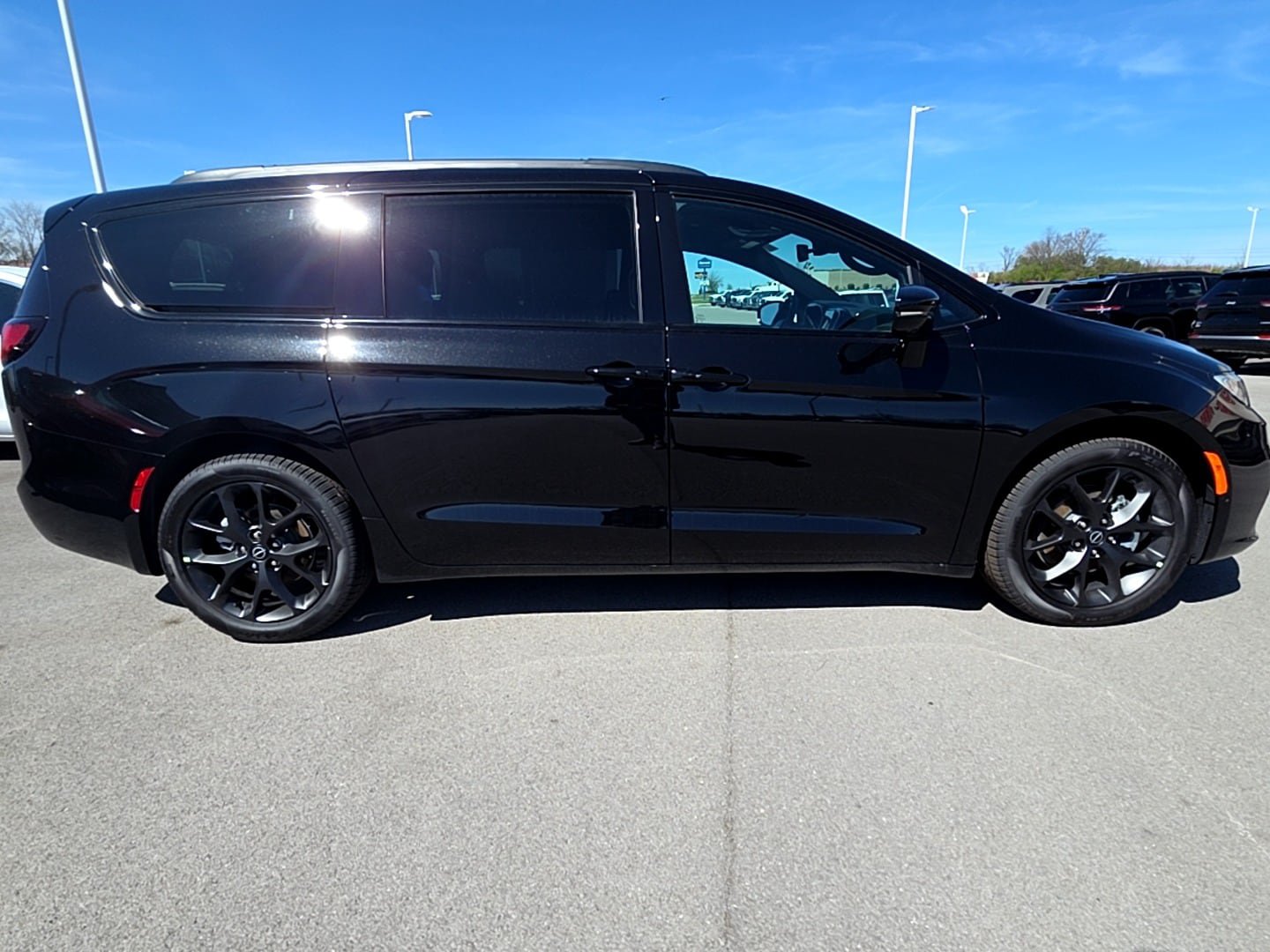 New 2026 Chrysler Pacifica Select w/ S Appearance Package FWD image 4