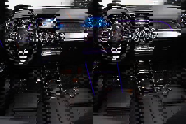 Used 2021 Mercedes-Benz GLB 250 4MATIC w/ Premium Package image 2