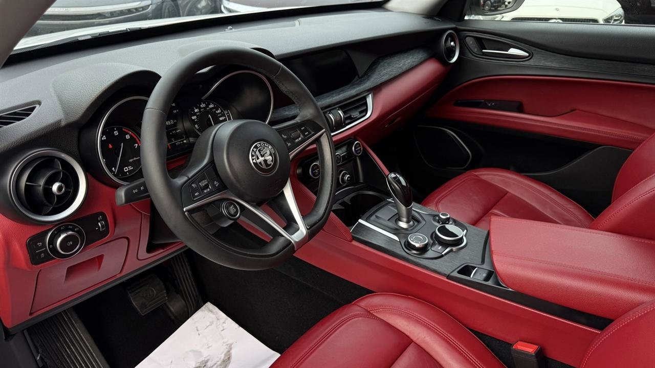 Used 2019 Alfa Romeo Stelvio AWD image 29