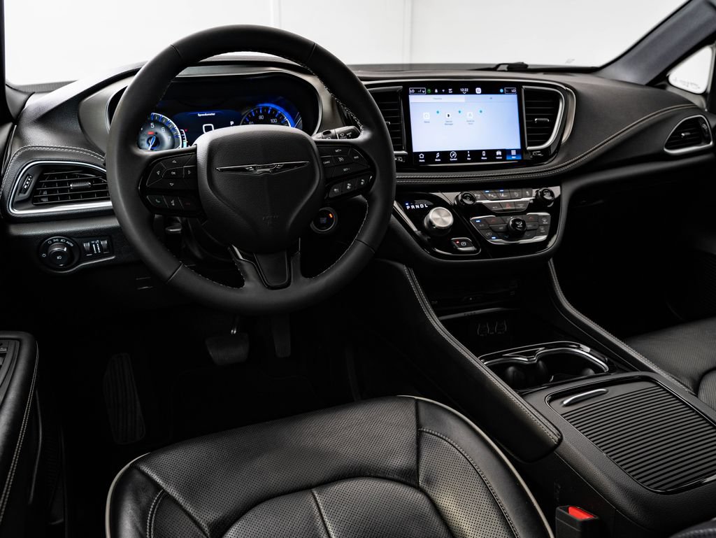 Used 2022 Chrysler Pacifica Limited w/ Uconnect Theater Family Group AWD/4WD image 4