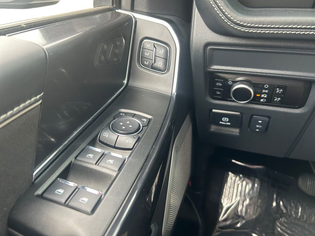 Used 2025 Ford F150 Lightning Platinum image 19