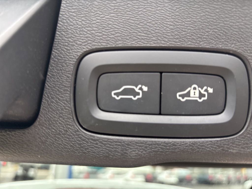 Certified 2024 Volvo XC60 T8 Ultimate w/ Protection Package Premier image 41