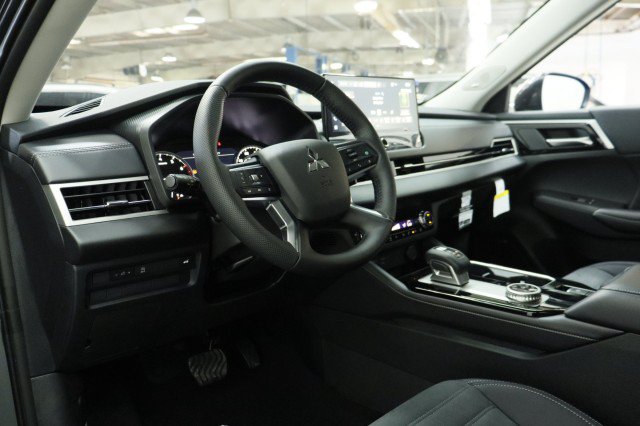 New 2026 Mitsubishi Outlander SE FWD image 5