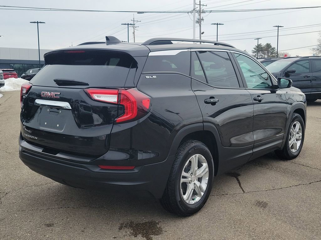 Used 2023 GMC Terrain SLE w/ Driver Convenience Package image 4