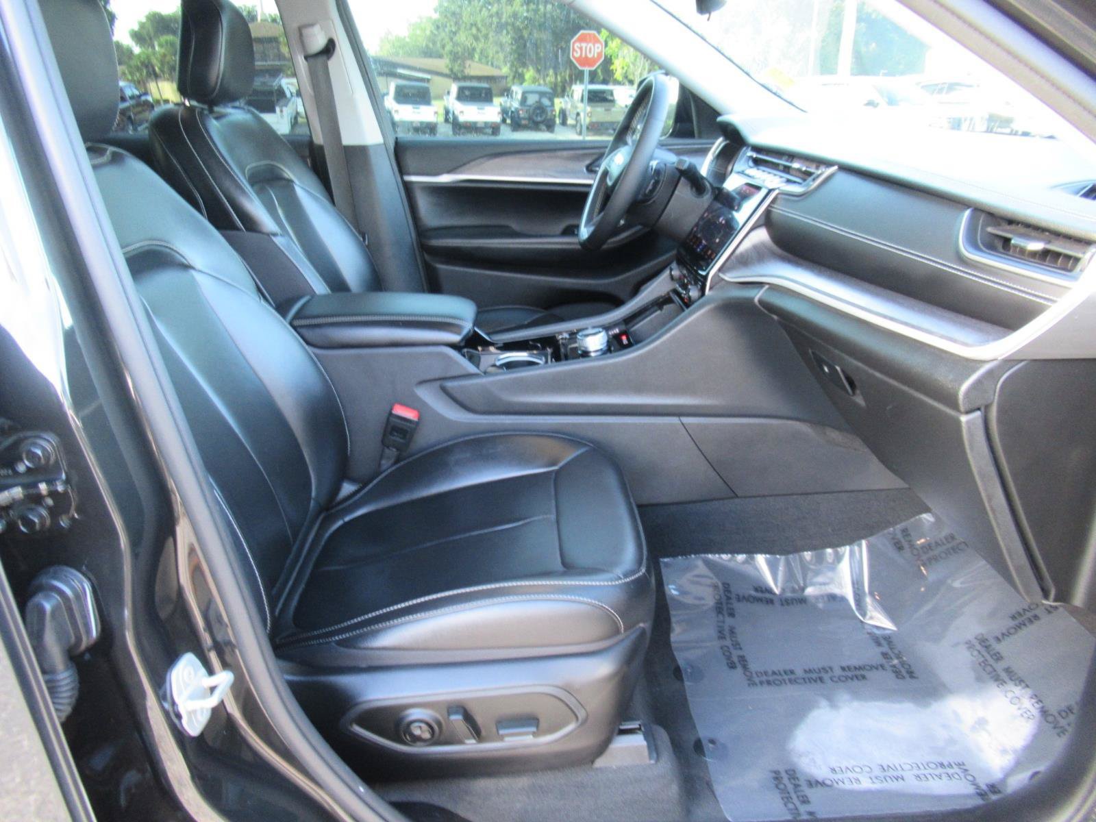 Used 2023 Jeep Grand Cherokee Limited AWD/4WD image 10