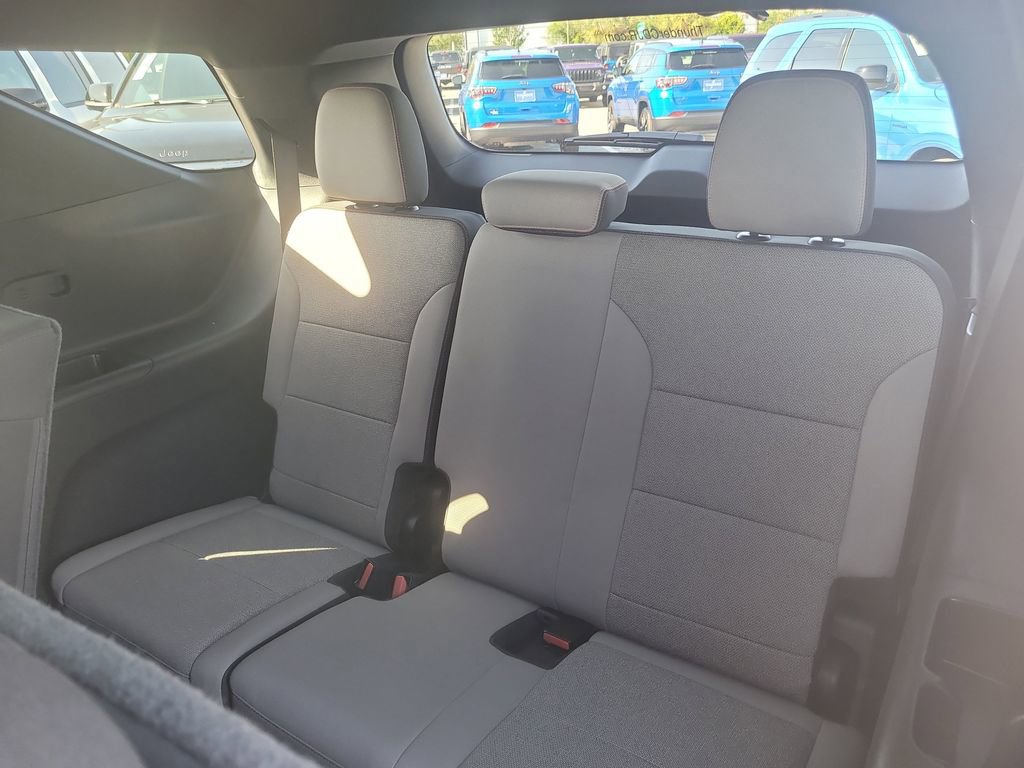 Used 2025 Chevrolet Traverse LT FWD image 12