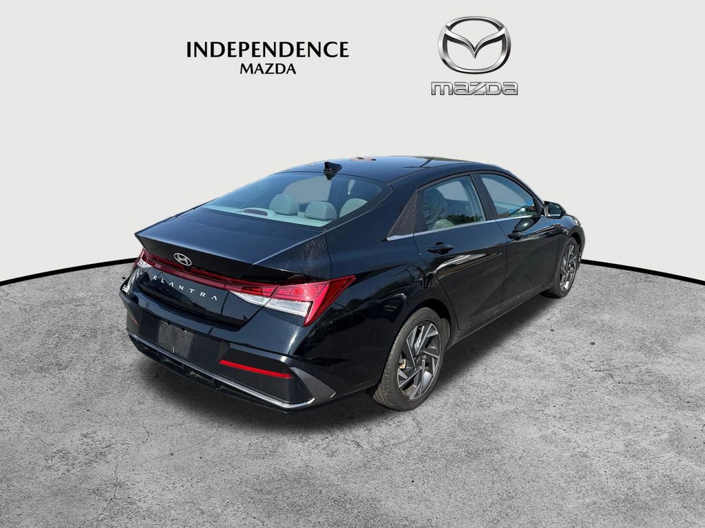Used 2025 Hyundai Elantra SEL image 3